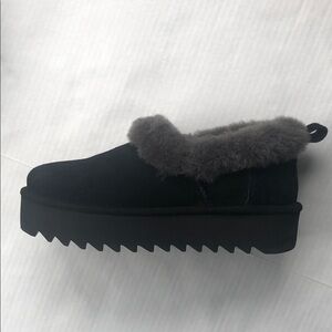 UGG Nita Genuine Shearling Black Suede Platform Slippers Size 8, excellent